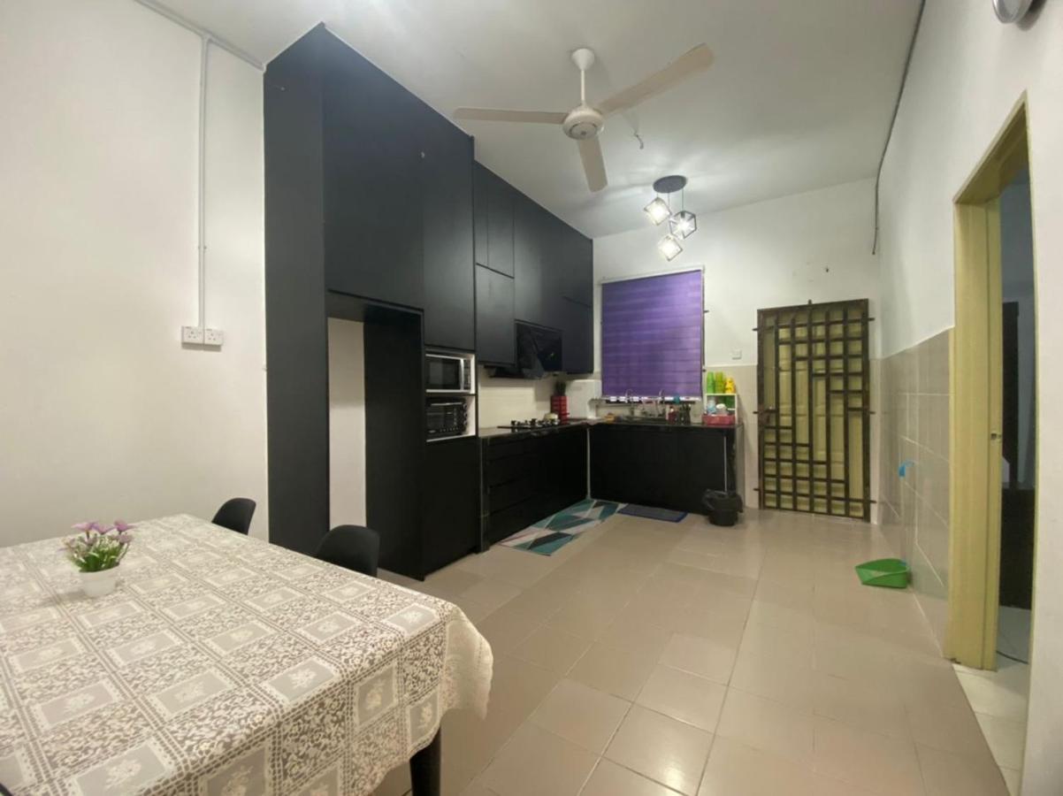 Farnira Exclusive Homestay Kampung Raja Exterior photo